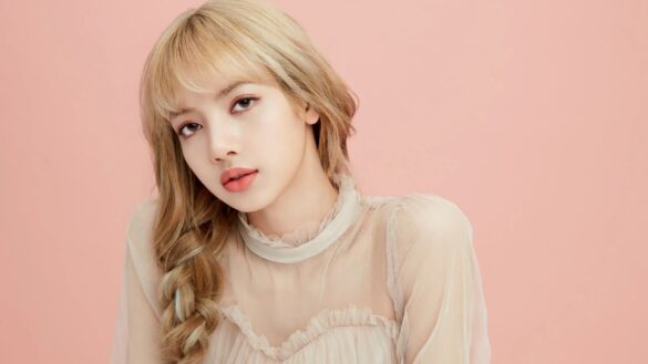 lisa-blackpink-k-pop-singer-beautiful-peach-background-2560×1440-5391