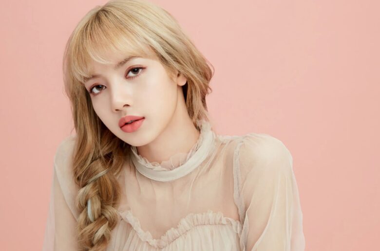 lisa-blackpink-k-pop-singer-beautiful-peach-background-2560×1440-5391
