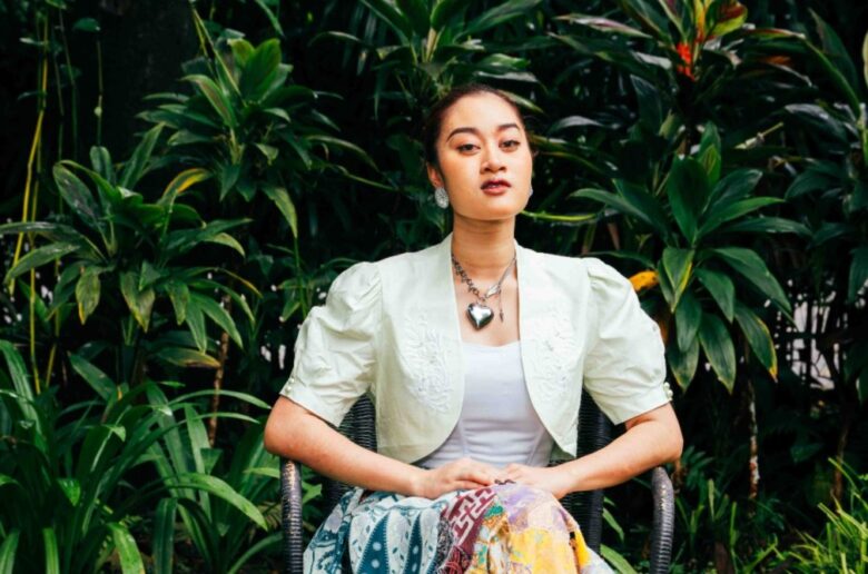 SELEPAS Samudera, Aisha kini mempertaruhkan single terbaharu berjudul Terbang.