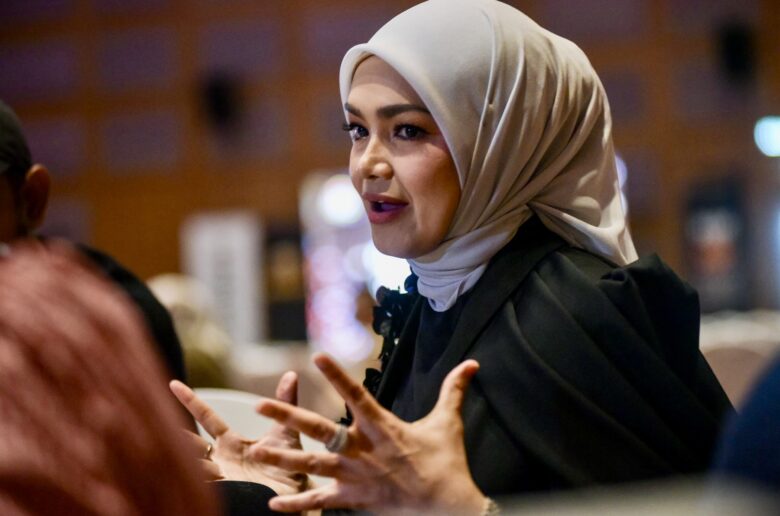 SITI NURHALIZA